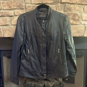 Bernardo black jacket with zipper front pockets. Size Medium